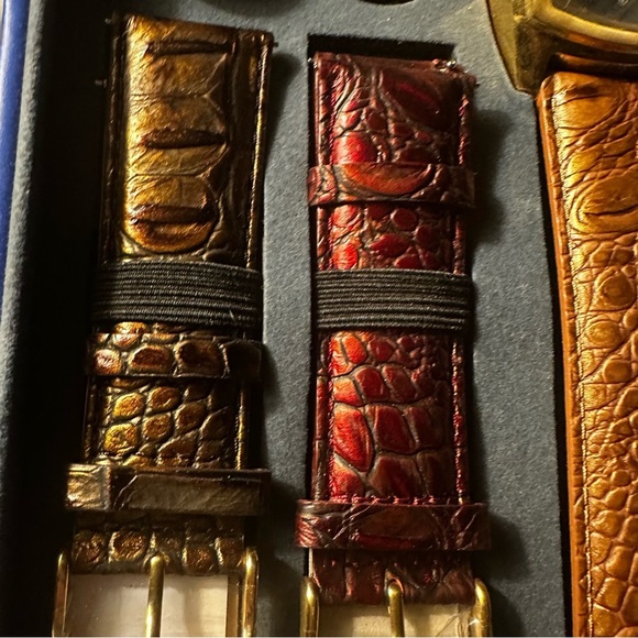 Invicta Gold and Black Watch with Interchangeable Straps - Picture 4 of 9